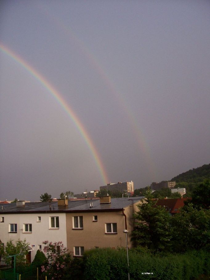 Po dešti se nad mosteckou nemocnicí na nebi vykreslily dvě duhy.