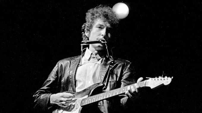 Skladba Maggie's Farm, jak ji Dylan hrál na festivalu v Newportu, červenec 1965.