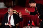 Zeman by měl vysvětlit, proč nereagoval na čínský výhrůžný dopis, žádá šéf Senátu