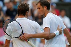 Ruská raketa nadchla Wimbledon. Medveděv sundal Wawrinku a chce víc. A rasista nejsem, odmítá