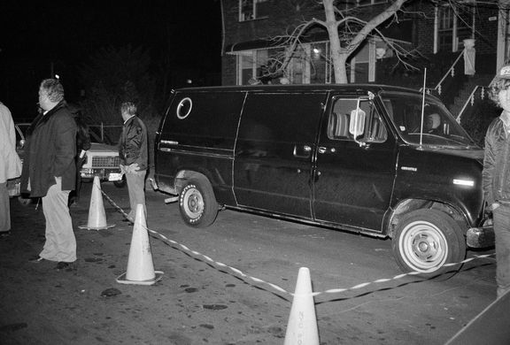 Policisté zajišťuji zcizenou černou dodávku, která byla nalezena v Brooklynu v New Yorku v USA. Snímek pořízený 13. prosince v roce 1978.