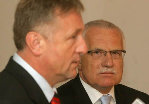 Mirek Topolánek a Václav Klaus na tiskové konferenci po společném jednání