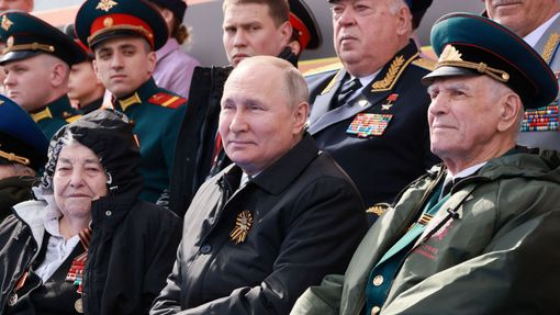 Ruský prezident Vladimir Putin s válečnými veterány na vojenské přehlídce v Moskvě.