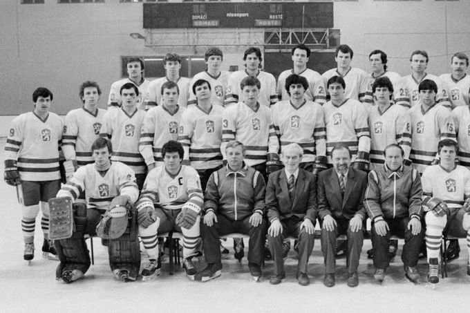 Dominik Hašek, tehdy 18letý brankář, na týmové fotografii ČSSR během MS v hokeji 1983 v Mnichově, kde získal svou první stříbrnou medaili.