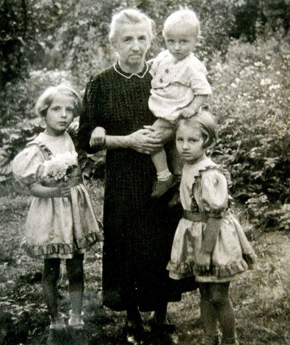 Rok 1944. Angelika, Camilla a Beatrix Paetelovi (zleva) s babičkou.