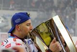Po jednapadesáti letech slaví Kometa Brno hokejový titul. Podívejte se, jak probíhaly prvotní oslavy přímo na stadionu.