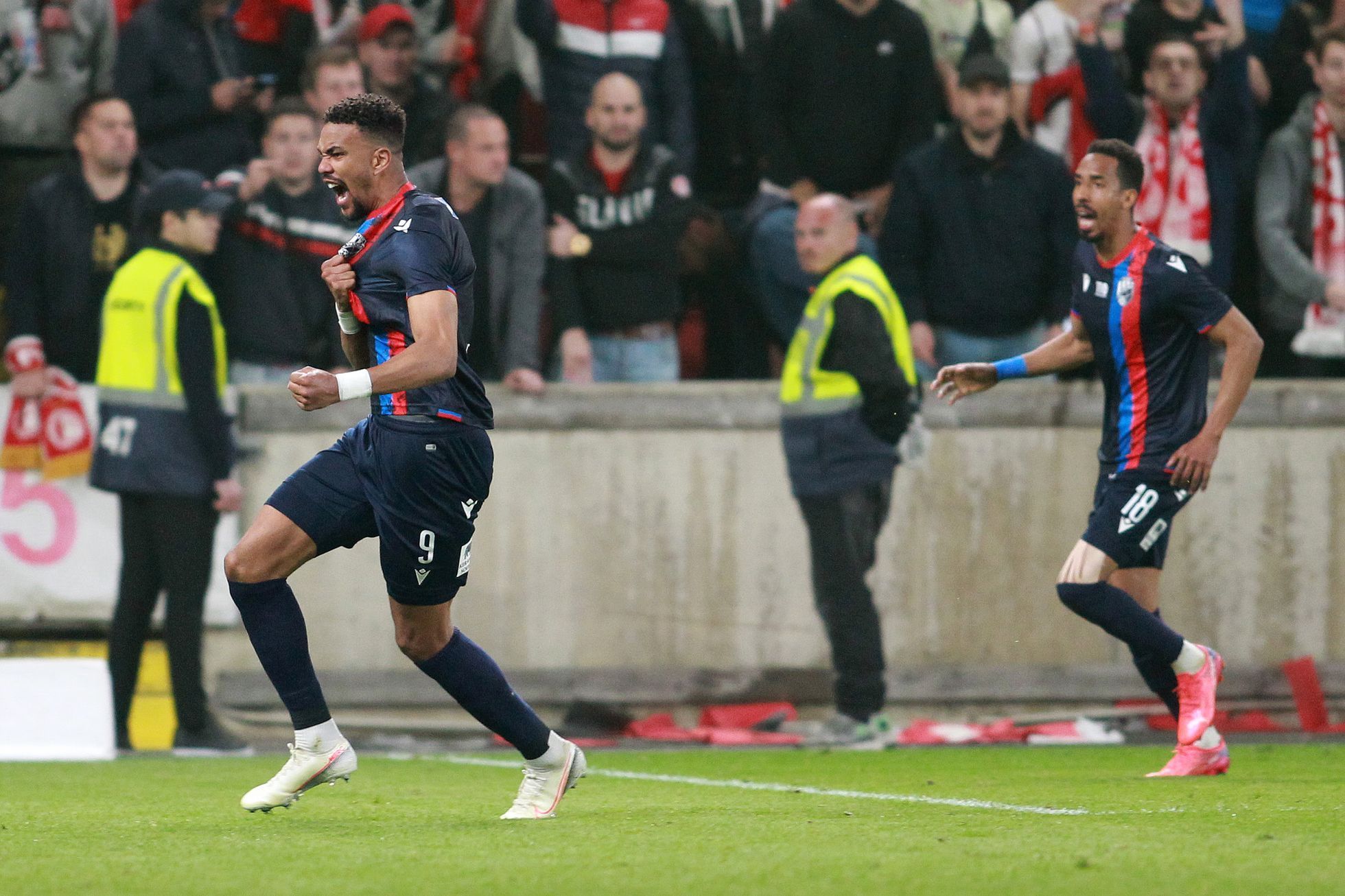 Jean-David Beauguel slaví gól v zápase 2. kola nadstavby F:L Slavia Praha - Viktoria Plzeň