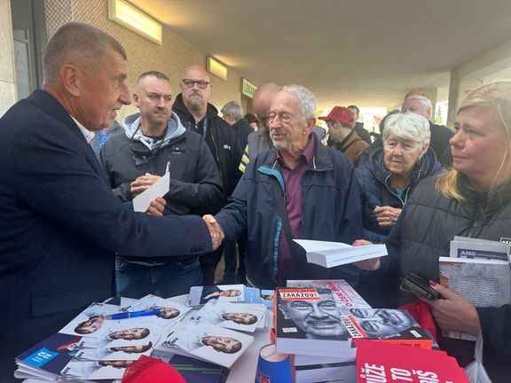Předseda ANO Andrej Babiš společně s ženou (vpravo), která se ho ptala, jestli už není unavený z toho, že je před každými volbami terčem ostré kritiky.