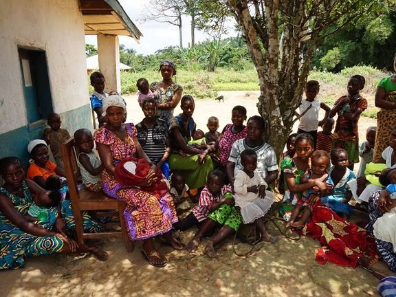 "Děti jsou přirozeně velmi zvědavé a jsou první, které se seběhnou ve vesnici, aby se podívali na "muzungu", postupně se k nim přidávají i ženy a muži." 