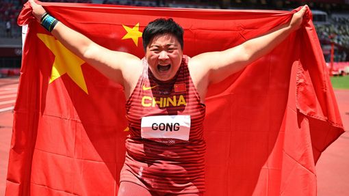 Li-ťiao Kungová slaví olympijské zlato ve vrhu koulí.