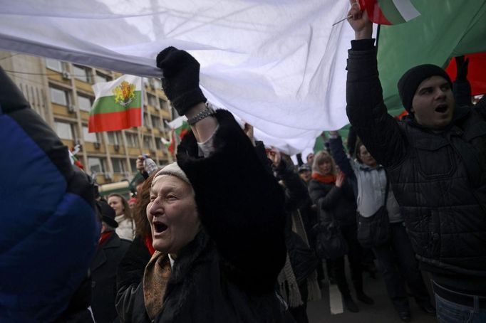 People shout slogans as they block traffic during a protest against high electricity bills in Sofia February 17, 2013. Tens of thousands of Bulgarians protested in more than 20 cities against high electricity bills on Sunday, piling pressure on the government after a week of persistent demonstrations. REUTERS/Tsvetelina Belutova (BULGARIA - Tags: ENERGY POLITICS CIVIL UNREST) Published: Úno. 17, 2013, 4:46 odp.