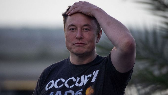Elon Musk natáčel živé video s Teslou. Auto ho v kritický okamžik zklamalo