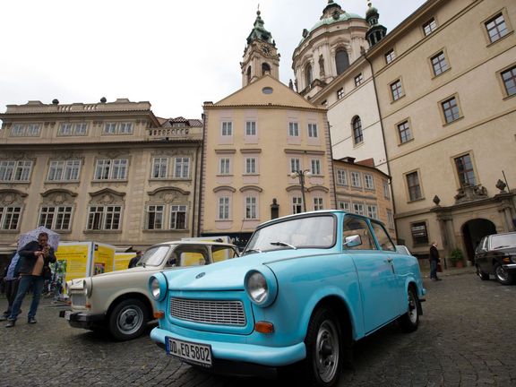 Na Malostranské náměstí v Praze se 28. září 2019 sjeli řidiči východoněmeckých vozidel na vzpomínkovou akci k 30. výročí útěku východních Němců do SRN.