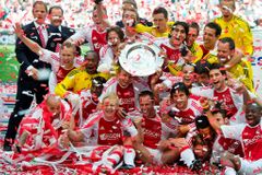 VIDEO Ajaxu upadla ligová trofej z jedoucího autobusu