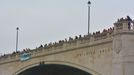 Oxford vs. Cambridge, zaplněný Chiswick Bridge za cílovou lajnou