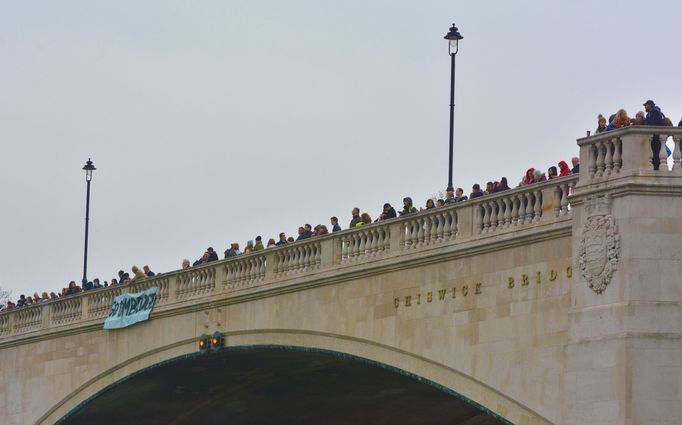 Oxford vs. Cambridge, zaplněný Chiswick Bridge za cílovou lajnou