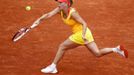 Dánská tenistka Caroline Wozniacká dobíhá míček v utkání s Australankou Jarmilou Gajdošovou ve 2. kole French Open 2012.