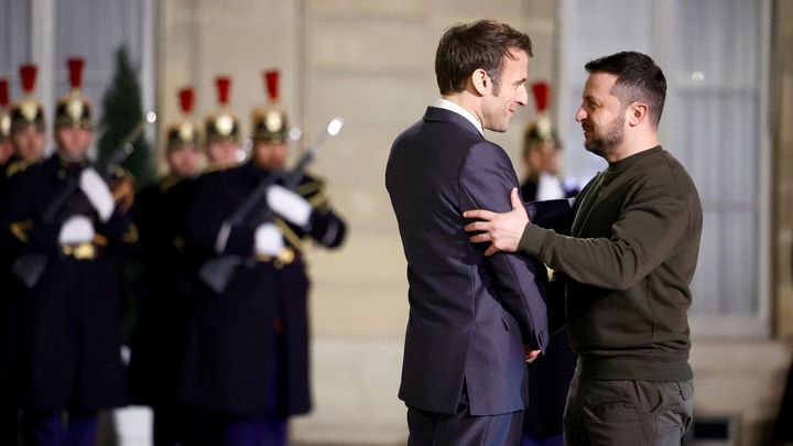 Obrazem: Zelenského cesta po Evropě. Objal se s Macronem a dočkal se potlesku vestoje; Zdroj foto: Reuters