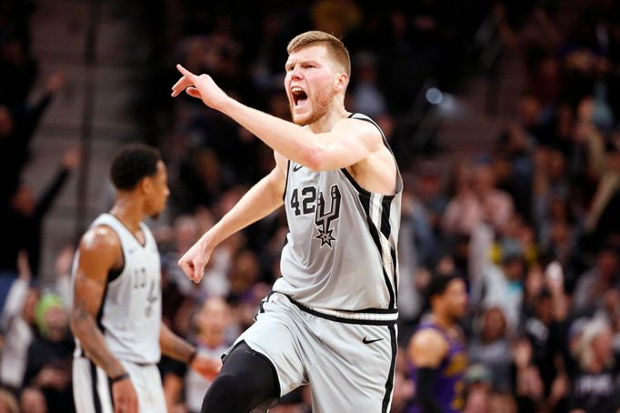 Davis Bertans se raduje v dresu San Antonia.