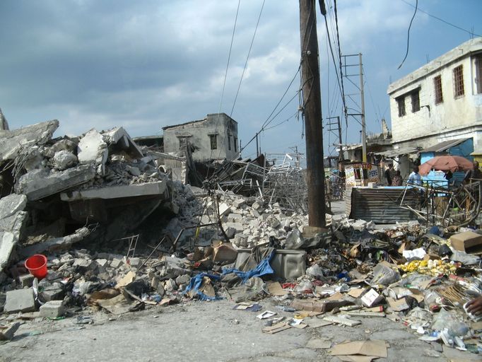 Běžný pohled na ulicích Port-au-Prince (dodnes se podařilo odstranit pouze zlomek všudypřítomných ruin, takže v tomto ohledu se v Port-au-Prince nic nemění).