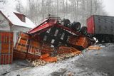 V úterý 12. 2. 2013 kolem půl dvanácté dopoledne došlo na silnici II/438, ve směru z Opatovic na Hranice, k havárii nákladního vozidla s vlekem, převážejícího živá kuřata. Řidič zřejmě dostal smyk.