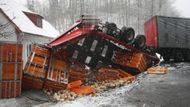 V úterý 12. 2. 2013 kolem půl dvanácté dopoledne došlo na silnici II/438, ve směru z Opatovic na Hranice, k havárii nákladního vozidla s vlekem, převážejícího živá kuřata. Řidič zřejmě dostal smyk.