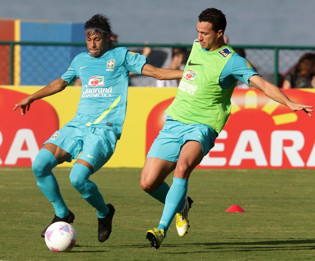 Neymar a Damiao na tréninku brazilské fotbalové reprezentace před OH Londýn 2012