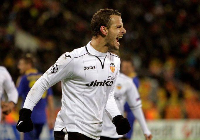 Fotbalista Valencie Roberto Soldado slaví gól v utkání Ligy Mistrů 2012/13 proti BATE Borisovu.