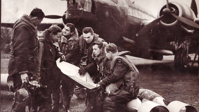 Osádka rtm. Josefa Bernata  311. čs. bombardovací peruti RAF 1941 East Wretham Wellington. Druhý zprava Josef Horák z Lidic.