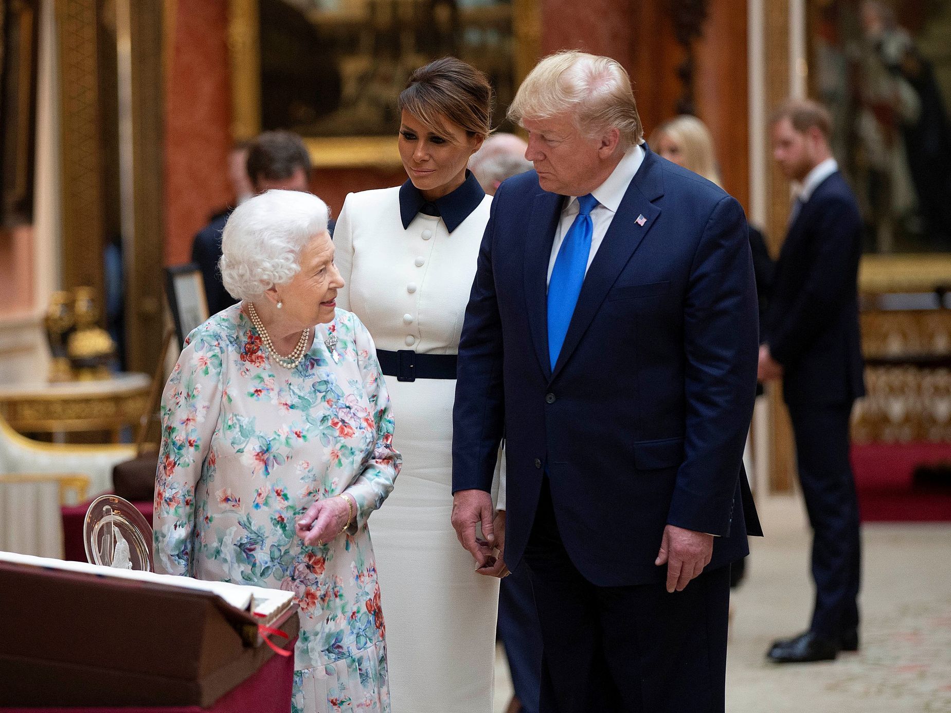 Královna Alžběta II. ukazuje Donaldu Trumpovi královskou sbírku umění.