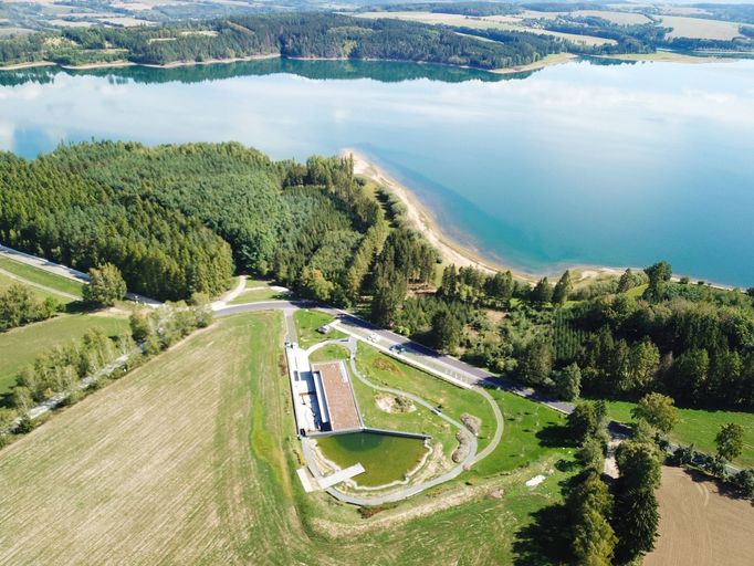 Letecký pohled objekt Vodního domu Hulice, což je návštěvnické středisko, které u vodárenské nádrž Švihov na Želivce provozuje ČSOP Vlašim