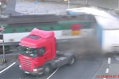 Video: Za tohle hrozí řidiči kamionu pět let vězení, policie už ho obvinila