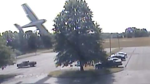 Letadlo zavadilo o strom a zřítilo se na parkoviště