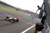 Lewis Hamilton dojíždí do cíle