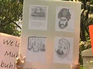 Protesty muslimů kvůli karikatuře proroka Mohameda neustávají