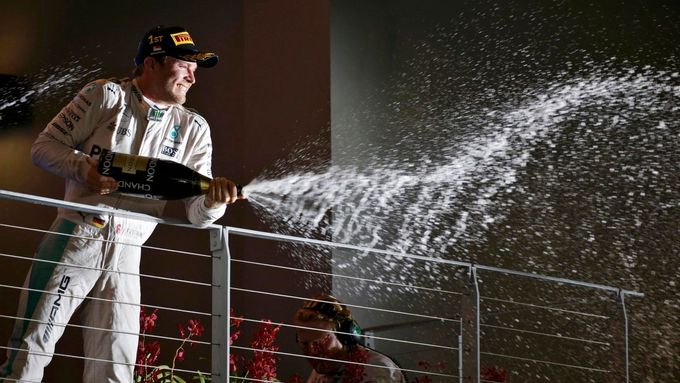 Nico Rosberg oslavil vítězství v Singapuru tradiční sprchou šampaňským.