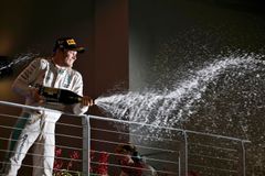 Rosberg se pod singapurskými světly vrátil do čela šampionátu