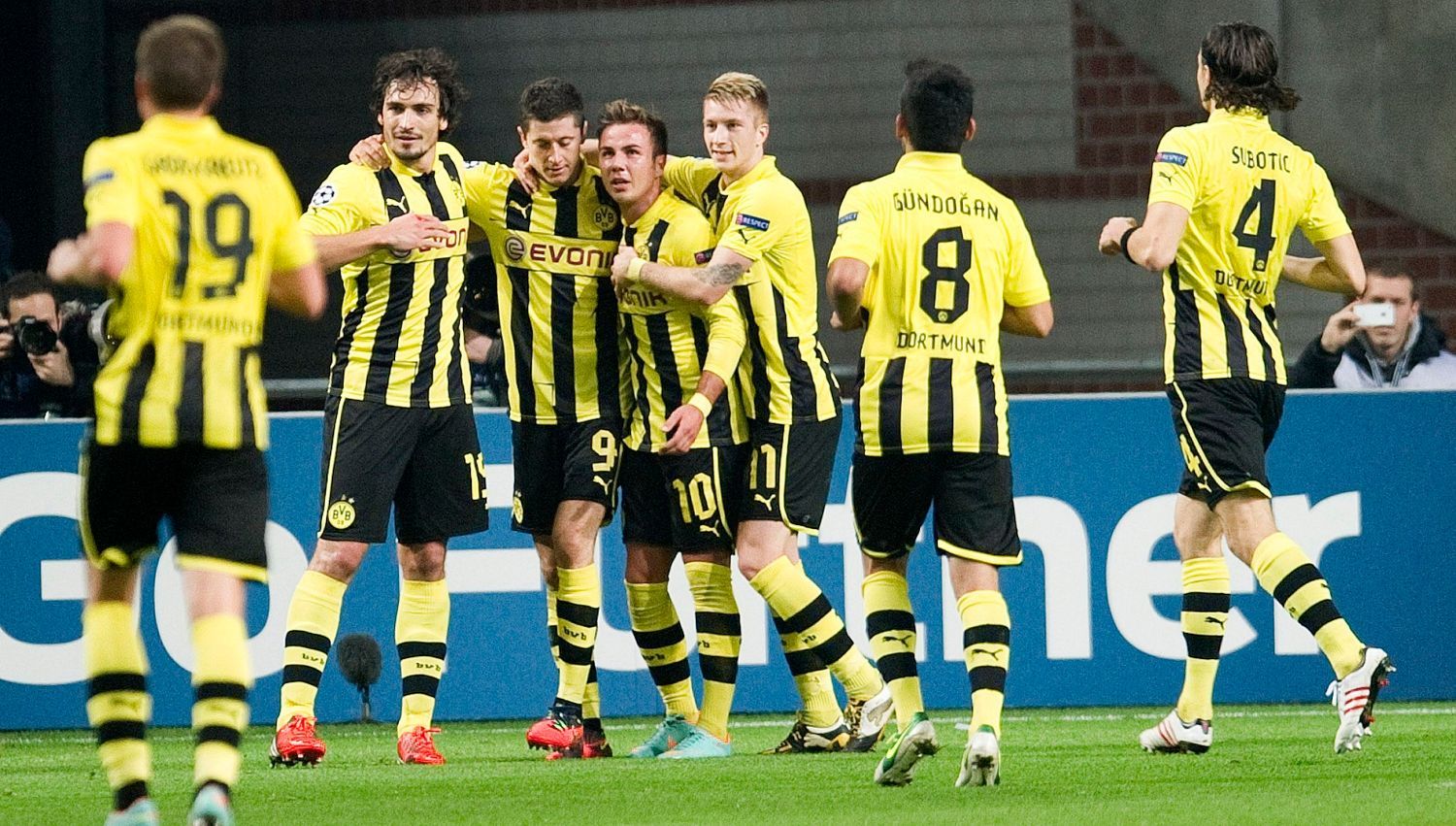 Fotbalisté Borussia Dortmund slaví gól v utkání Ligy mistrů 2012/13 proti Ajaxu Amsterdam.