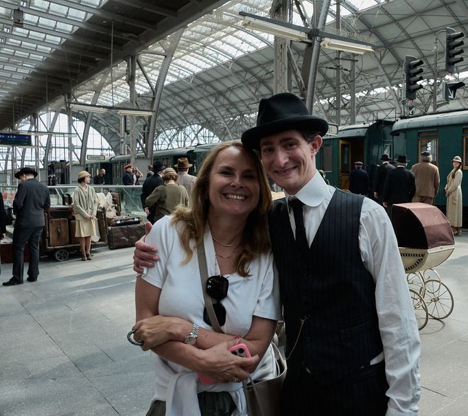 Producentka Šárka Cimbalová a Idan Weiss jako Franz Kafka během natáčení snímku Franz.