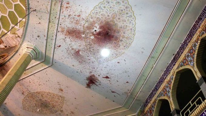 Krev na stropě zahedánské mešity, kde se odpálil sebevražedný atentátník