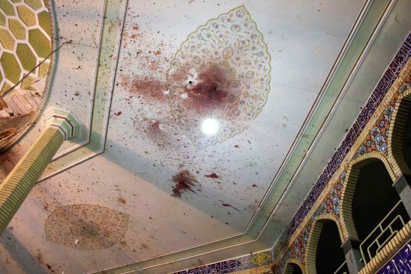 Krev na stropě mešity v Zahedánu