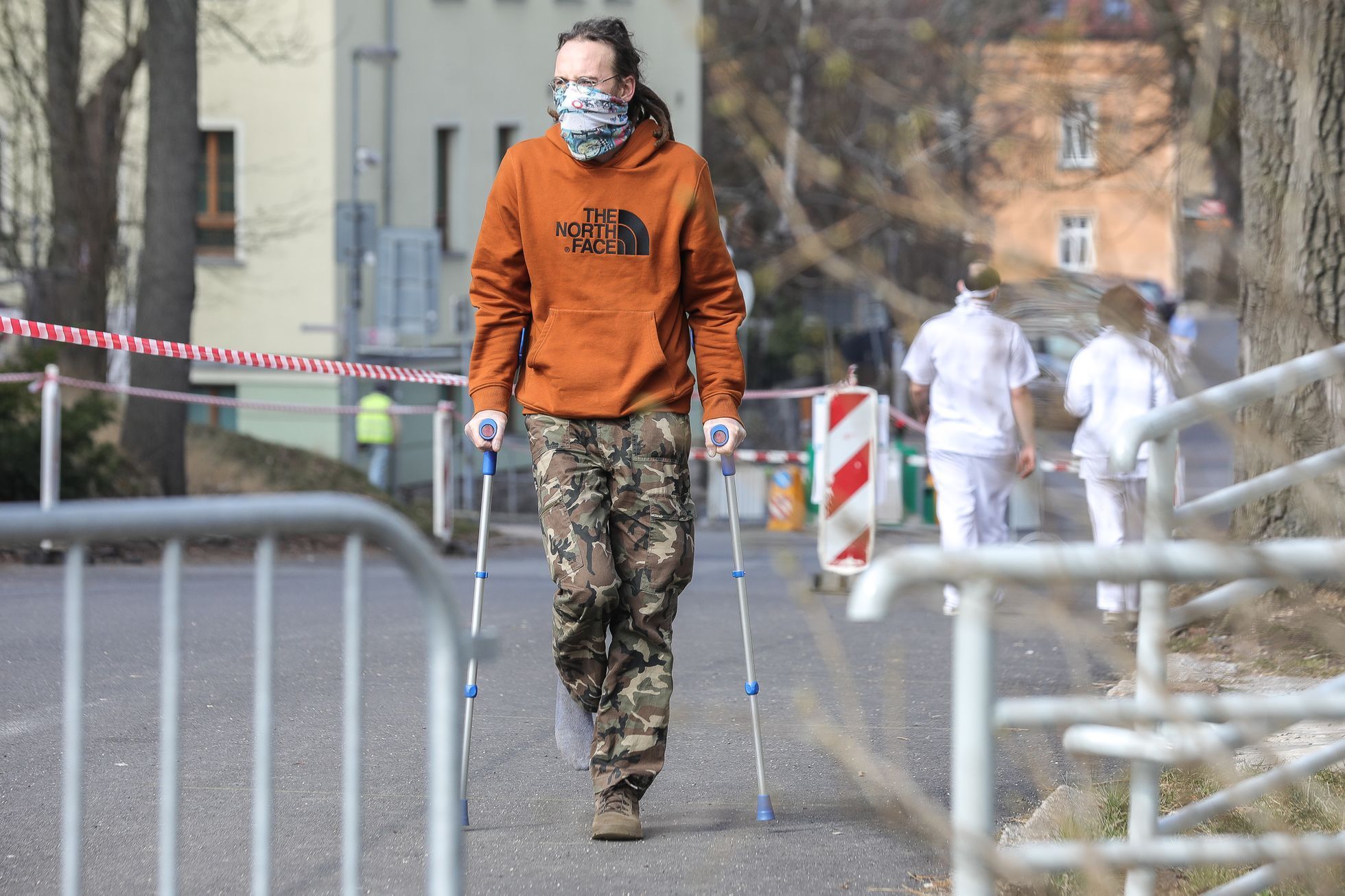 Koronavirus, COVID - Uzavřená Nemocnice Liberec - zlomenina, zranění, checkpoint, drive-in kontrola, medik, zdravotník