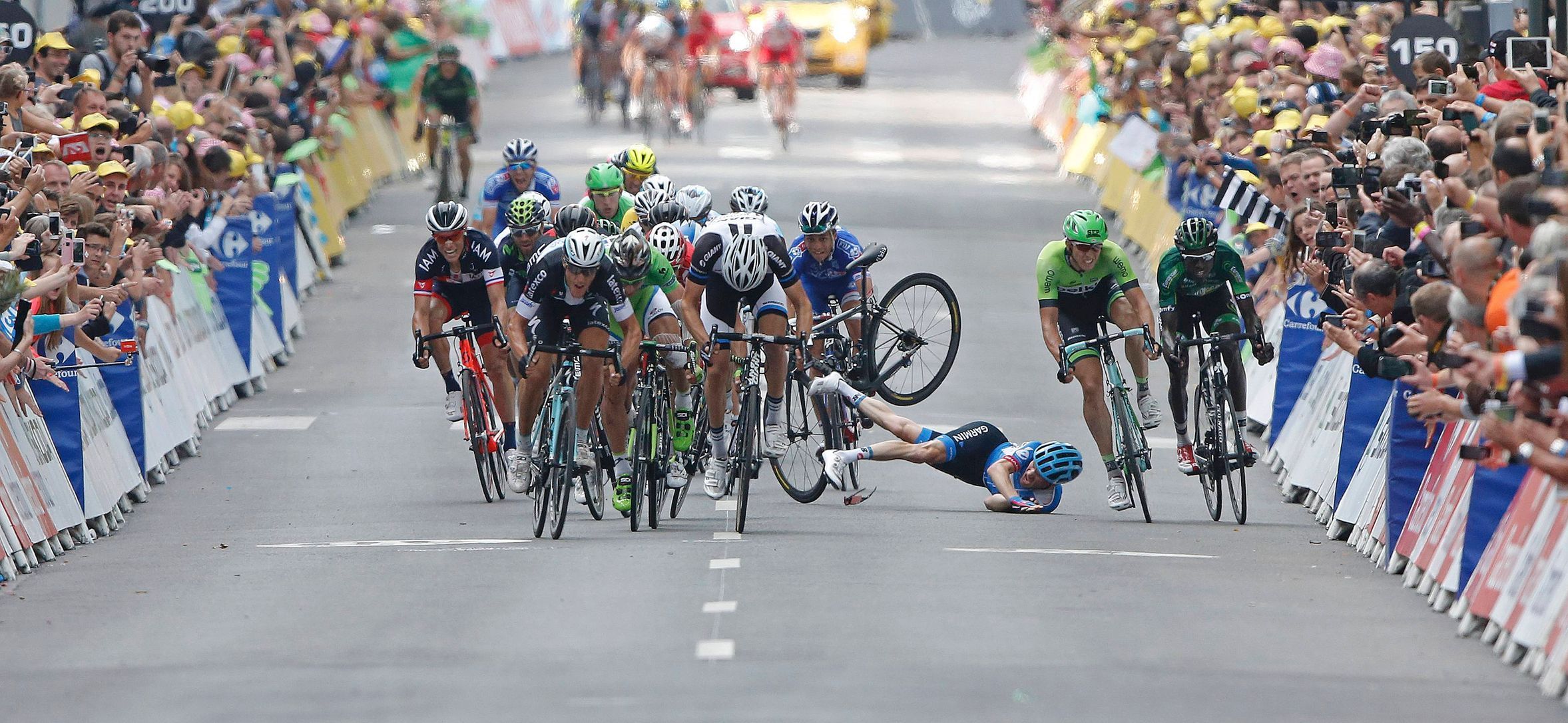 Tour de France, 7. etapa:  Andrew Talansky padá k zemi