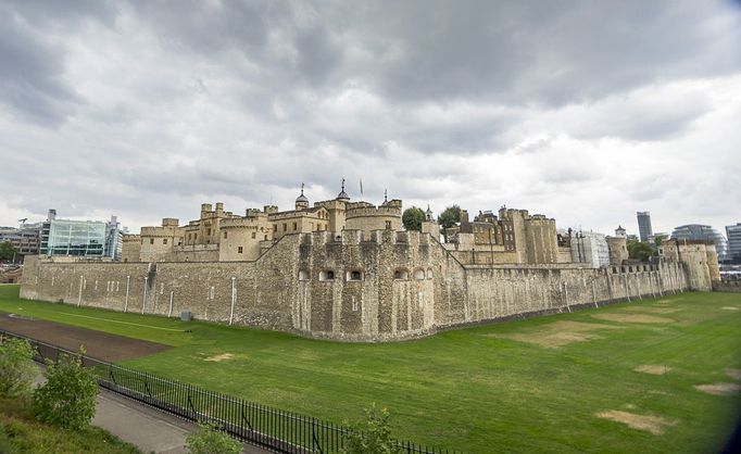 Pohled na Tower of London během zamračeného dne, Londýn, 16. srpna 2015.