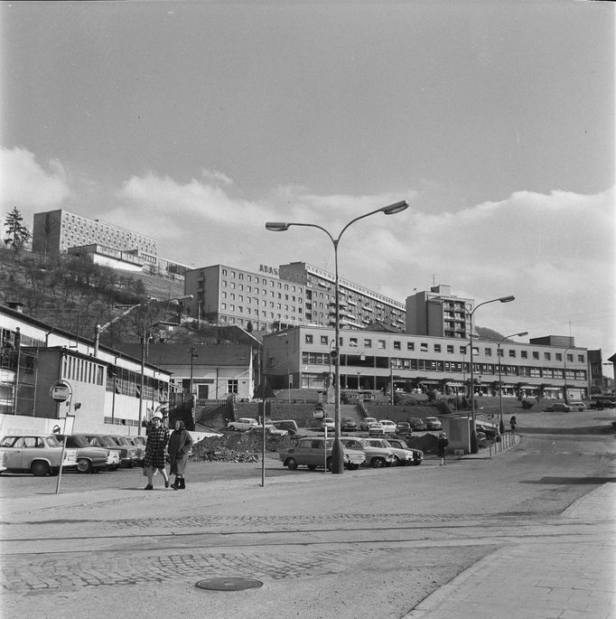 Pohled na novou bytovou výstavbu Adamova v roce 1975. V pozadí je vidět hotel Adast.