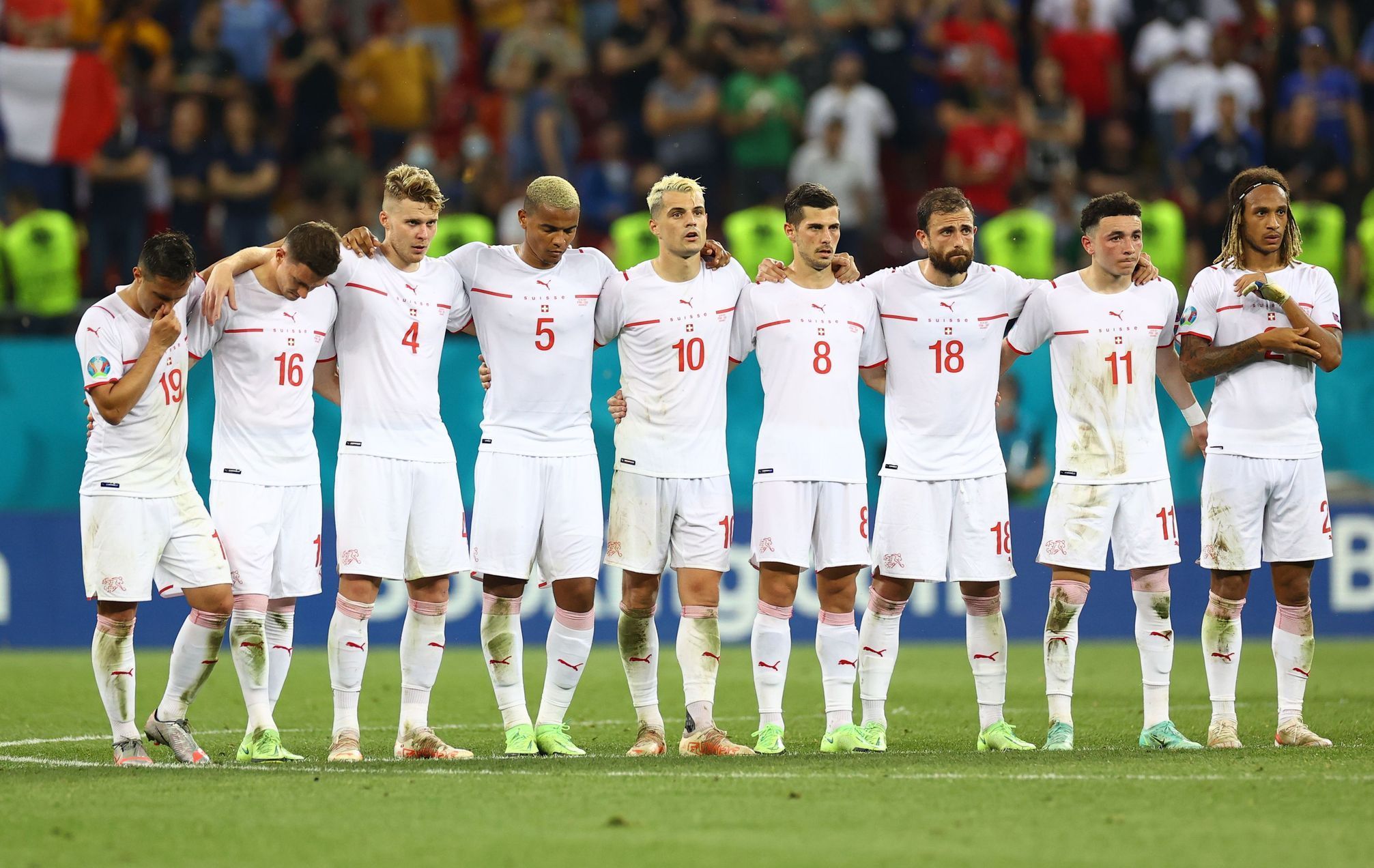 Švýcarští fotbalisté během pondělního penaltového rozstřelu s Francií.