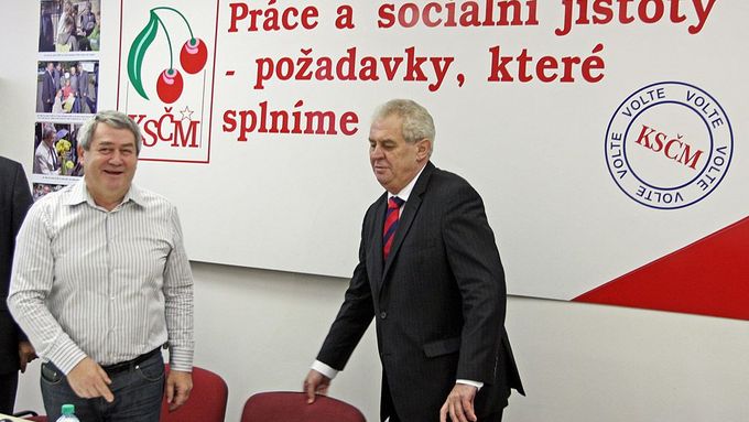 Miloš Zeman před výkonným výborem KSČM.