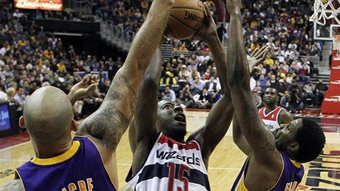 Především díky dvojici John Wall - Nené, kteří nastříleli 31, resp. 30 bodů, vyhráli basketbalisté Washingtonu nad LA Lakers.