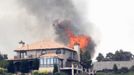 Flames explode next to house in a mountain subdivision, west of Colorado Springs June 24, 2012. A fast-growing wildfire has forced thousands of residents from homes in Colorado Springs, Colorado, and nearby communities as firefighters struggled on Sunday to contain out-of-control and wind-stoked blazes in several western U.S. states. REUTERS/Rick Wilking (UNITED STATES - Tags: DISASTER ENVIRONMENT) Published: Čer. 24, 2012, 10:54 odp.