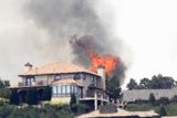 Plameny začínají ohrožovat jeden z domů poblíž Colorado Springs.